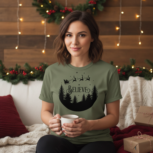 Believe Weihnachts T-Shirt mit Rentier Design - Unisex Christmas Tee Lifestyle